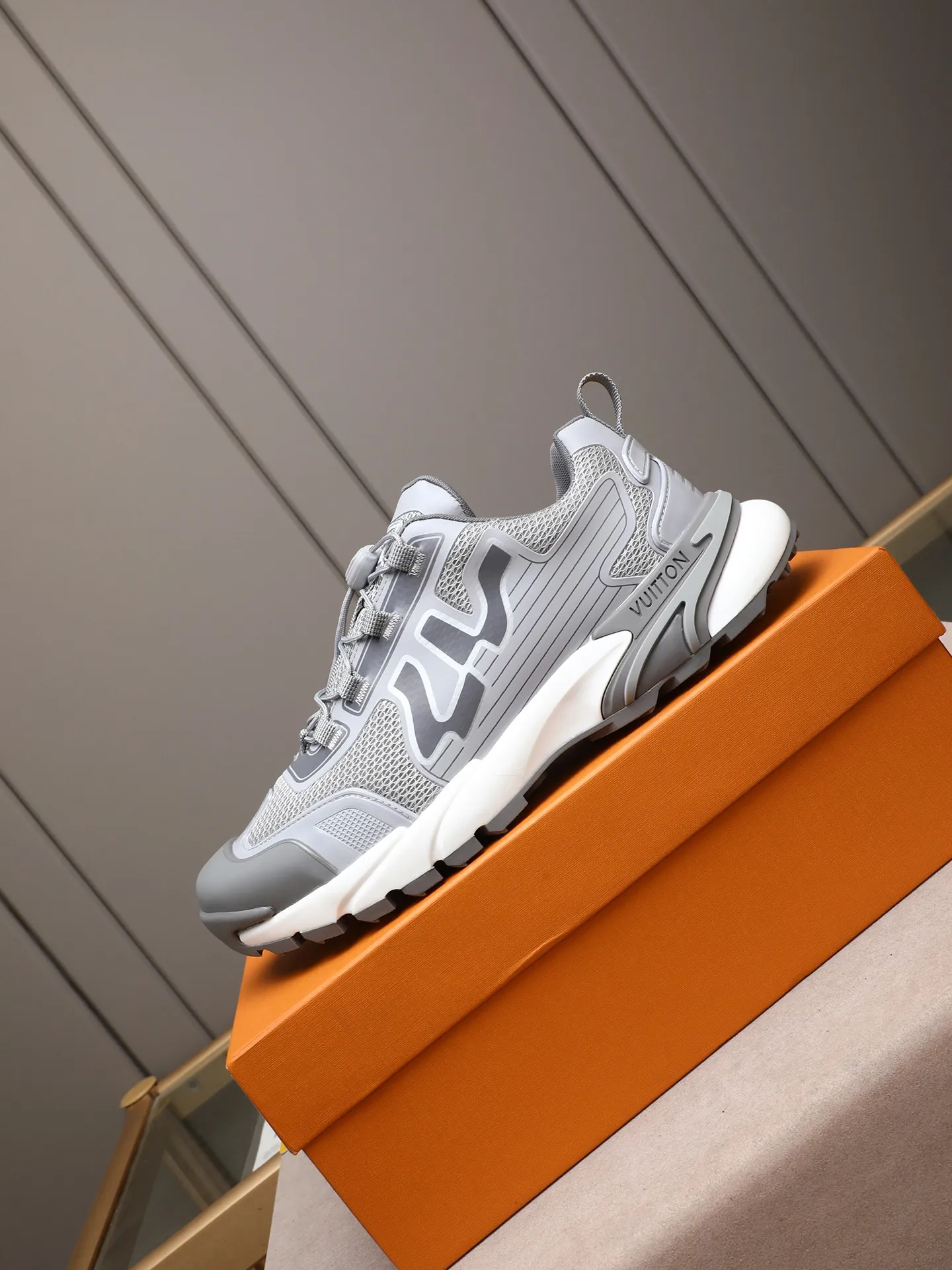 Men's Men's Shoes 💰640 LV Louis Vuitton L Jialu Brand Runner Tatic Series Thick-soled Casual Sports Shoes Running Shoes This LV Runner Tatic sports shoe combines technical materials such as mesh fabric and ribbons to interpret the inspiration of traditional mountaineering shoes. LV letters are written on one side, the lariat buckle of the quick lacing system is embellished with Monogram flowers and Louis Vuitton logos, and the light and wear-resistant rubber outsole completes the whole package. The delivery counter is beautifully packaged🛍📦 ▪️Fabrics: Original imported custom technical fabric + mesh ▪️Inner lining: Original custom-made breathable mesh ▪️Sole: Original open-molded anti-slip rubber combination material ▪️Sole thickness: 4CM ▪️Size: Men's size 38-44, (45 must be customized)